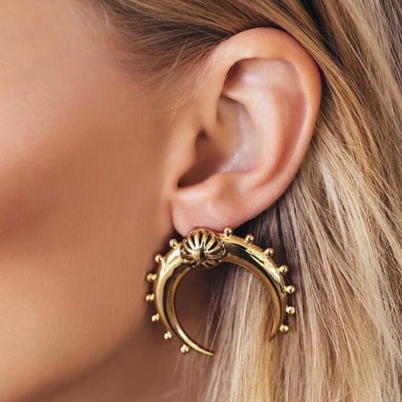 ONE LEFT!!🔥Boho Horn Crescent Moon Gold Earrings - Picture 4 of 6
